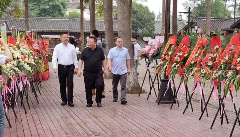 尊龍凱時(shí)集團(tuán)領(lǐng)導(dǎo)出席戰(zhàn)旗禧宴酒樓開(kāi)業(yè)典禮