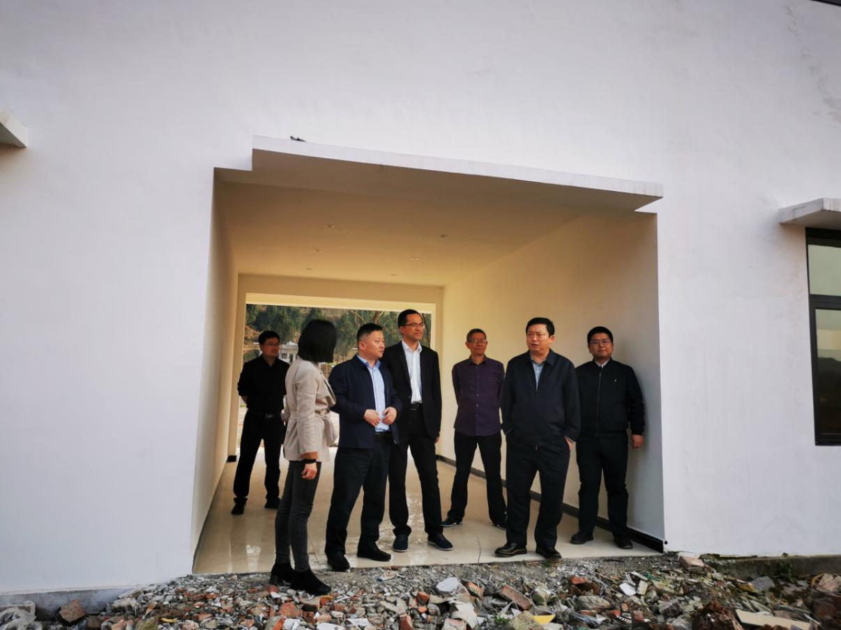尊龍凱時(shí)集團(tuán)黨委副書記、董事陳日到鄧家溝村開展幫扶工作