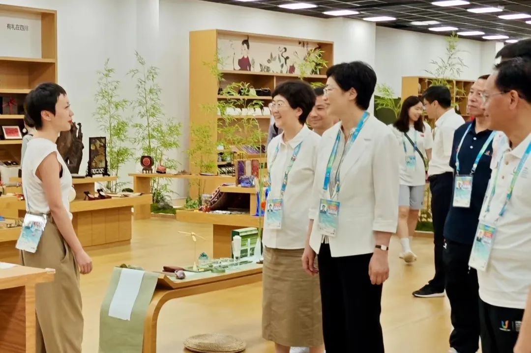 省、市領(lǐng)導(dǎo)視察大運村“有禮在四川”四川特色商品館