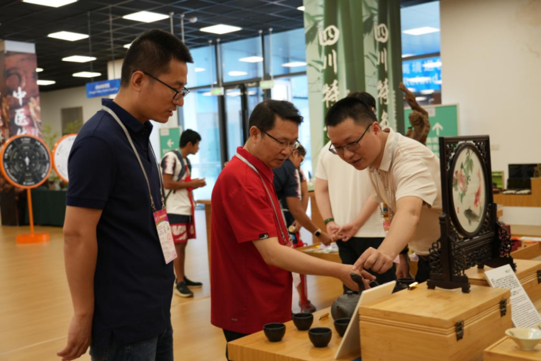 省尊龍凱時集團領(lǐng)導(dǎo)到大運村“有禮在四川”四川特色商品館調(diào)研指導(dǎo)工作