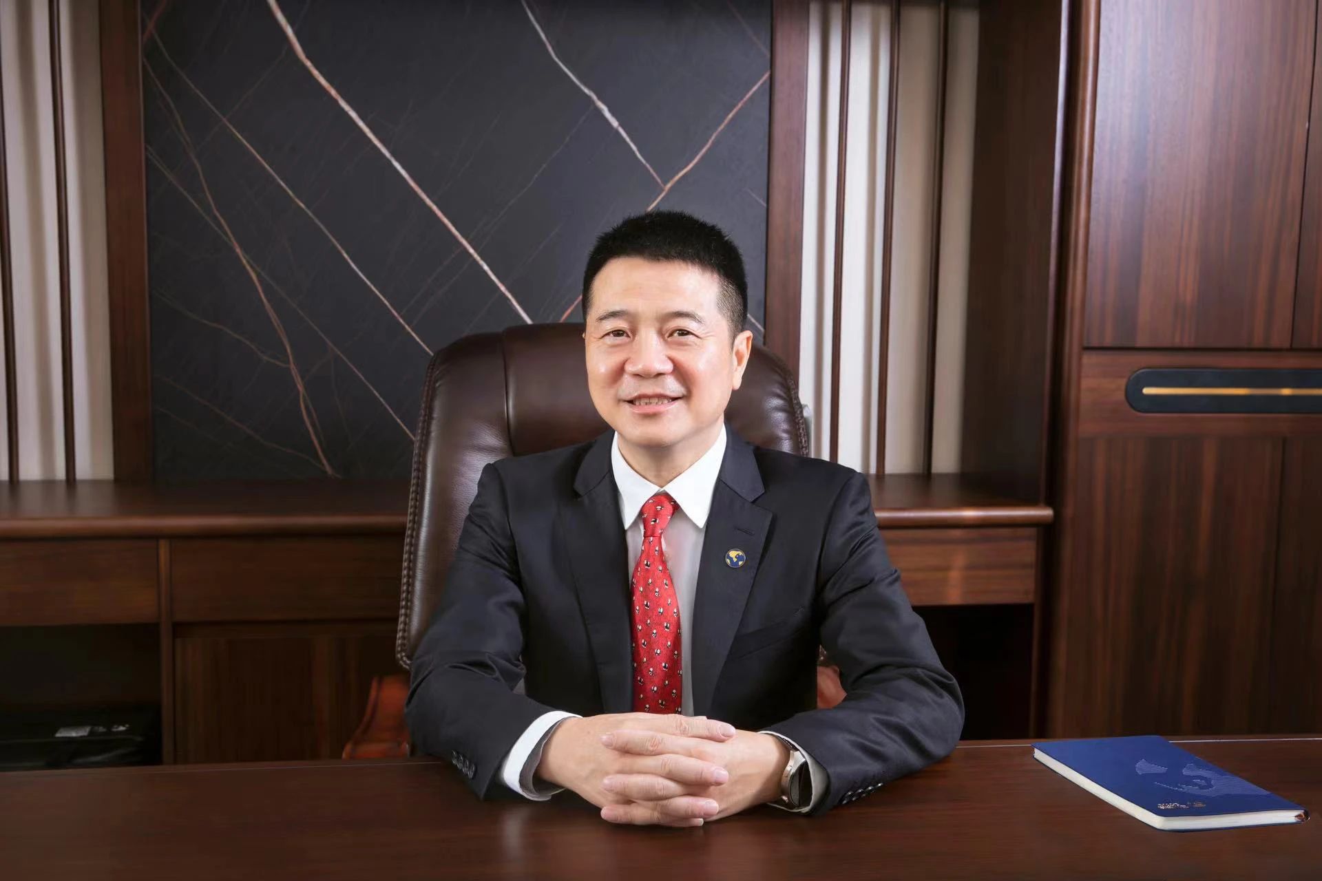勇?lián)率姑?共赴新征程: 四川省尊龍凱時(shí)集團(tuán)游勇董事長(zhǎng)新年賀詞