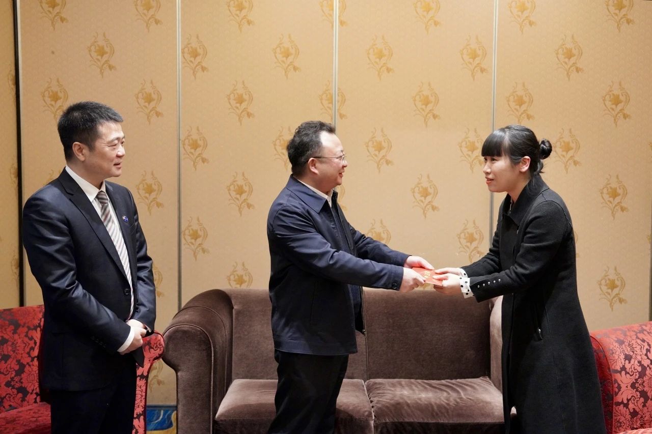 省國資委黨委委員、副主任何政一行走訪慰問省尊龍凱時集團生活困難黨員